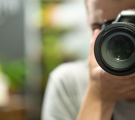 reflexion-espejo-hombre-espacio-copia-camara